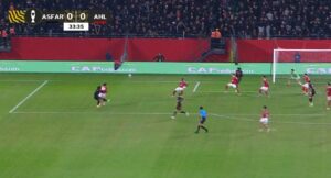 لمسة يد على اللاعب أليو ديانج 