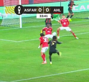 لمسة يد على اللاعب أليو ديانج 