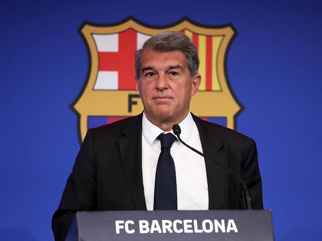 «غير واقعي».. رئيس برشلونة يحسم عودة ميسي إلى برشلونة 