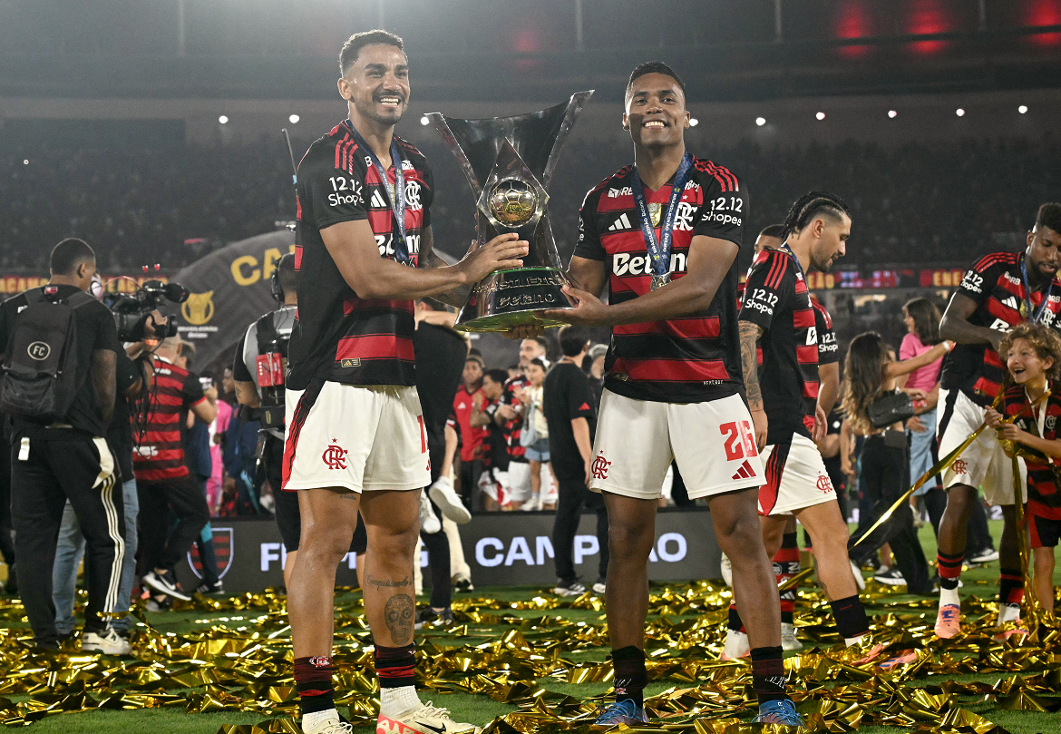 لويس صائد البطولات.. «فلامنجو» البرازيلي بطل محلي وقاري في أسبوع وبيراميدز يراقب المشهد