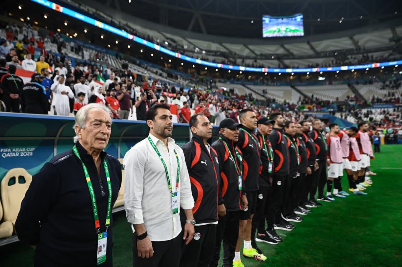 مستمر أم لا.. أحمد حسن يحسم مصير شريف مع الفراعنة