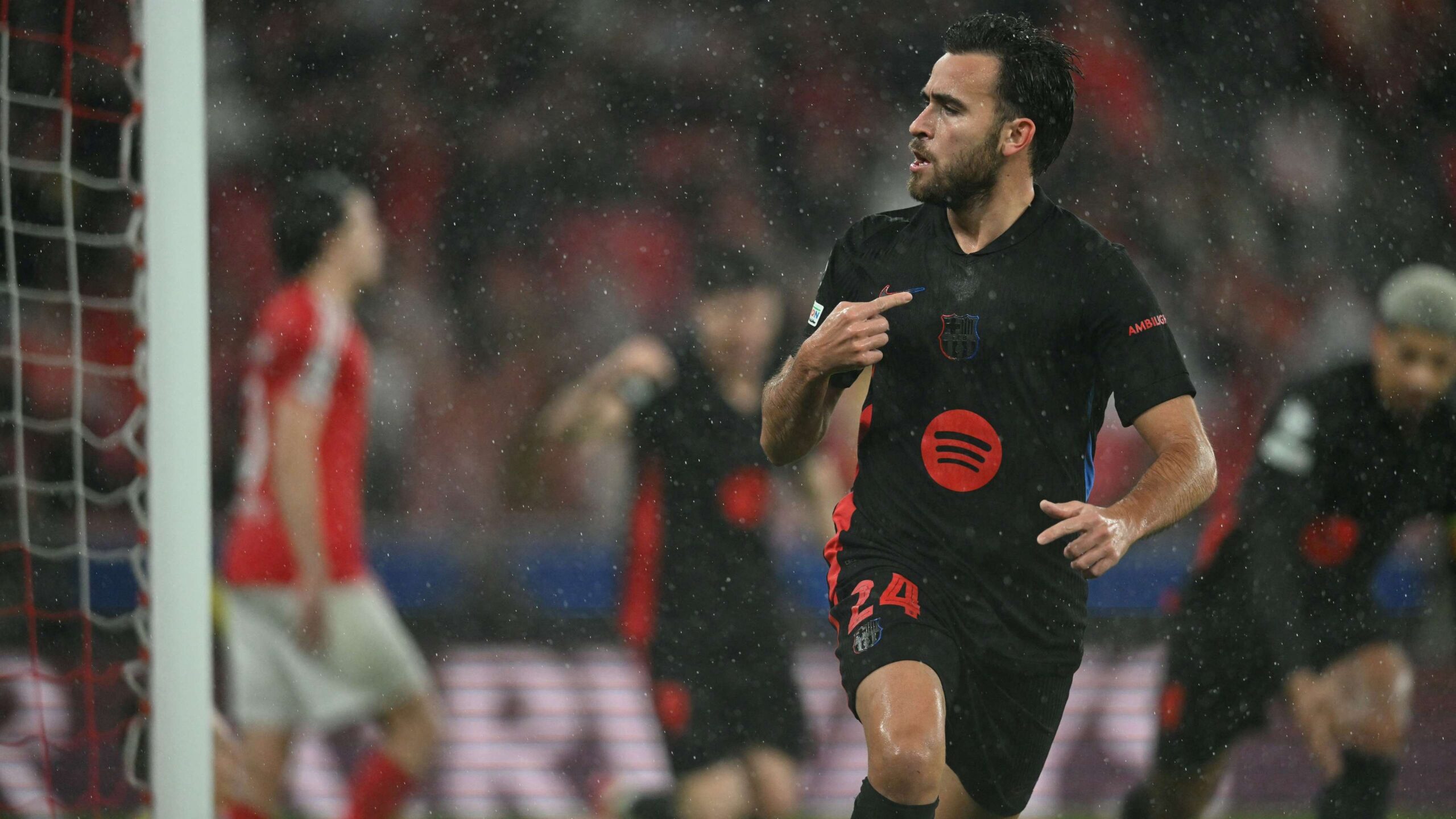 رسميًا.. برشلونة يجدد عقد نجم خط الدفاع حتى 2031