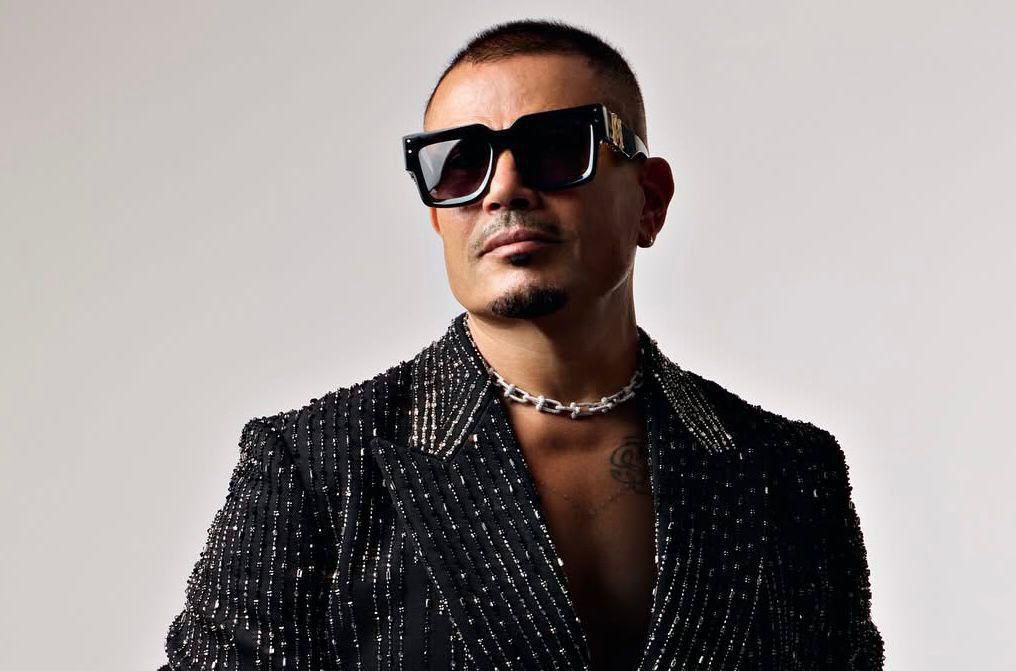 "ليس مجرد مطرب بل موسيقي شامل".. إبراهيم عيسى يكشف سر نجاح عمرو دياب