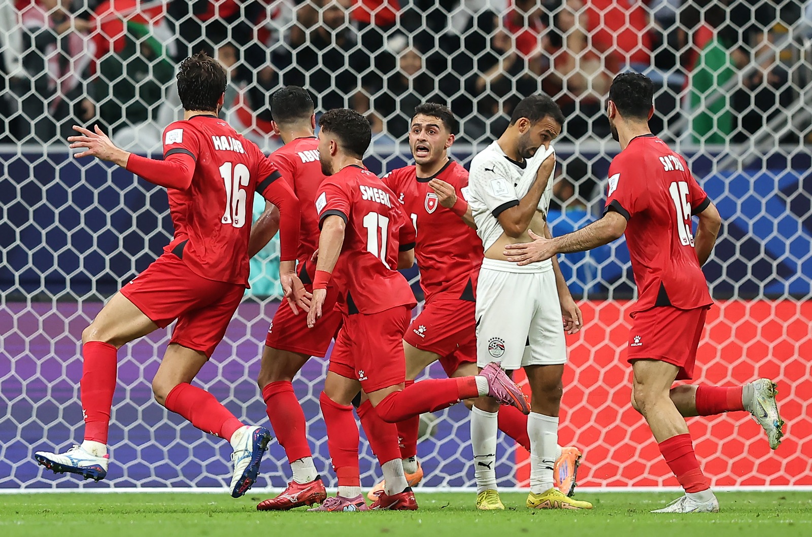 كراسي زائفة وأحلام تائهة.. مدرب على المعاش ولعيبة في الانعاش