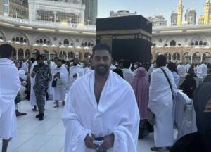 أحمد فلوكس يصطحب والده فاروق فلوكس