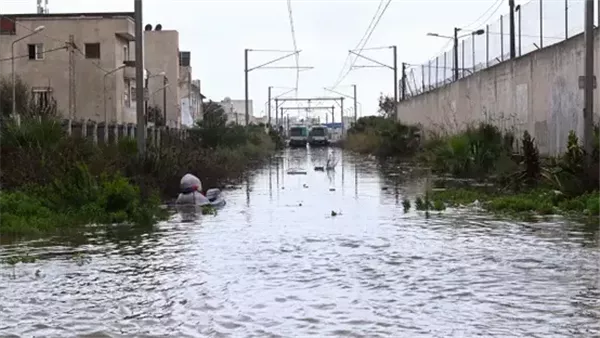 «بين توقف الحياة وحصد الضحايا».. العاصفة «هاري» تشعل الكارثة في تونس.. هل تمتد لمصر وليبيا؟