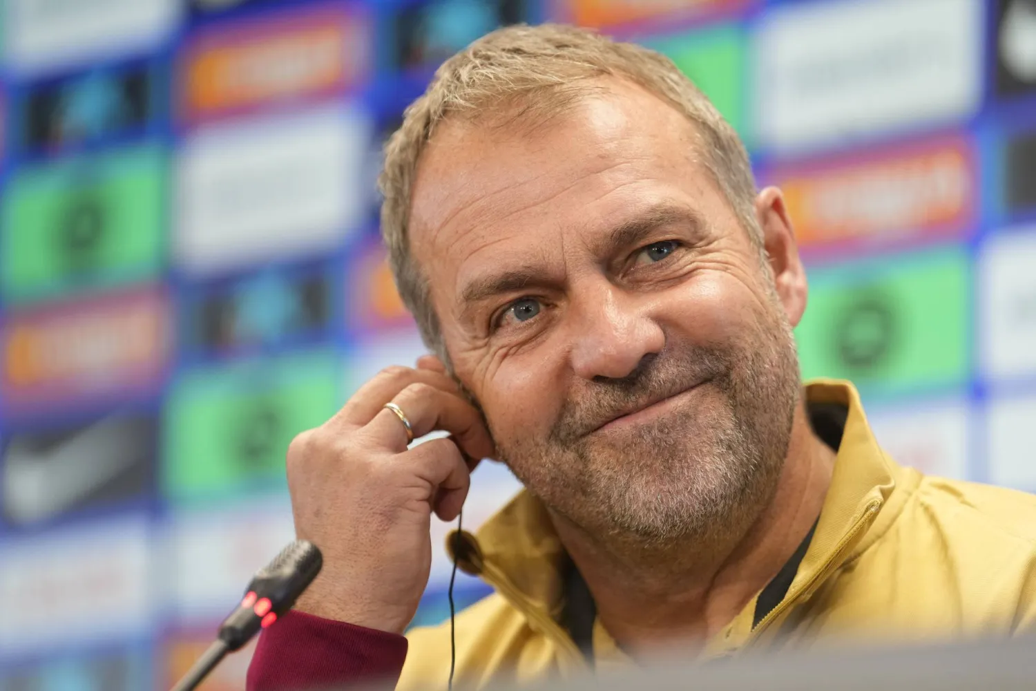 «من برشلونة إلى جيرونا».. فليك يؤكد رحيل قائد البرسا بعد 12 عامًا 