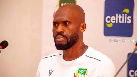 لق محمد أبو تريكة، لاعب منتخب مصر السابق، على قرار الاتحاد التونسي برحيل المدرب سامي الطرابلسي من تدريب منتخب تونس بعد توديع كأس أمم إفريقيا 2025. وودع منتخب تونس، بطولة كأس الأمم الإفريقية، بعد الخسارة أمام مالي بنتيجة 3-2 بركلات الترجيح بعد انتهاء اللقاء بالتعادل الإيجابي 1-1 في الوقت الأصلي والإضافي، في دور الـ 16. طالع | رسميًا.. إقالة سامي الطرابلسي من تدريب منتخب تونس وقال أبو تريكة خلال تصريحات عبر قناة "بي إن سبورت": "قرار إقالة سامي الطرابلسي كان متوقعًا، لكن هل مشكلة تونس تكمن في مدربها؟!". وأضاف: "منتخب تونس لو أتي بجوارديولا، لن يقدم أفضل مما قدمه كابتن سامي الطرابلسي، الفكرة فقط سيناريو الخروج من دور الـ 16، هو الذي جعل الضغط علي المدرب". وتابع: "مشكلة تونس ليس في المدرب، المشكلة في الجودة الموجودة لدى المنتخب مع احترامي لتونس أنا أحب الكرة والأندية التونسية، لكن هذا من أقل الاجيال لدى الكرة التونسية من حيث الجودة". وأتم: "أمام تونس كأس عالم قادم، أنا أريد أن الأمور تتحسن، مع كل المنتخبات العربية تتحسن