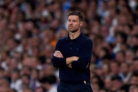 «آخرج من النادي».. ردة فعل تشابي الونسو بعد الهزيمة من برشلونة