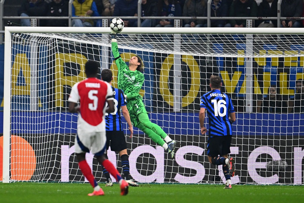 آرسنال يواصل هيمنته في دوري أبطال أوروبا بفوز مثير على إنتر ميلان بعقر داره