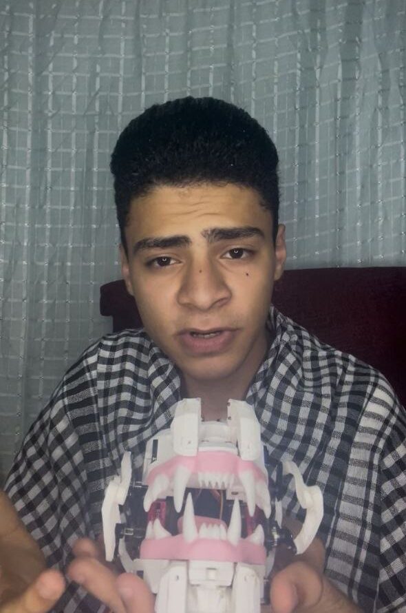 إسلام هاني المخترع الصغير لـ " أصل الصورة": بتمتى أعمل جهاز يعالج السرطان بدون كيماوي